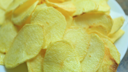 Jak zrobić chipsy ziemniaczane w domu? Jaki jest przepis na zdrowe frytki? Sztuczki robienia żetonów w domu