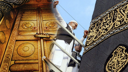 Jakie są cechy okładki Kaaba? Przez kogo został pokryty po raz pierwszy?