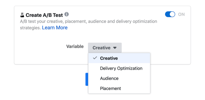 ustawienie testowania a / b reklamy na Facebooku pokazujące różne opcje kreacji, optymalizacji wyświetlania, odbiorców i miejsca docelowego