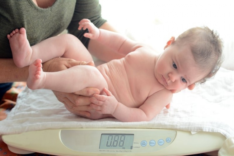 Jak obliczyć wzrost i wagę niemowląt?