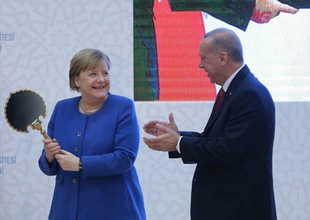 moment, w którym Angela Merkel otrzymała prezent od prezydenta Erdogana 