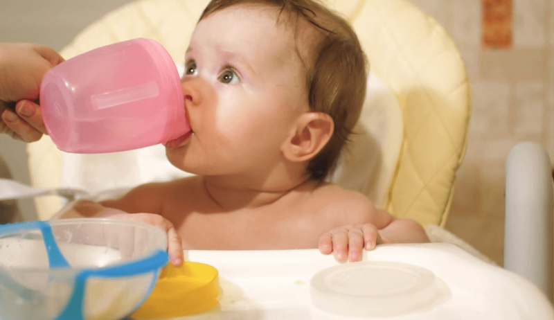 Ile wody należy podać niemowlętom?