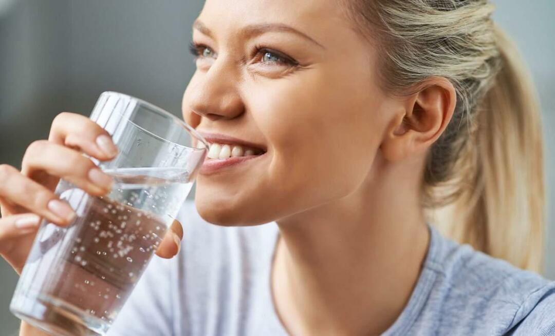 Jakie są korzyści picia wody dla skóry i włosów? Czy picie dużej ilości wody poprawia wygląd skóry?