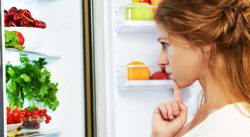 Jaka żywność jest umieszczona na której półce lodówki? Co powinno być na której półce w lodówce?