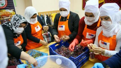 Syryjskie kobiety uczą się zamieniać winogrona w melasę w Izmirze