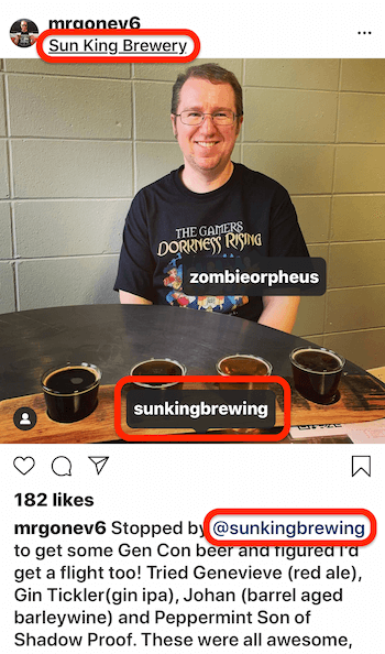 post na Instagramie przedstawiający post z wieloma tagami z tagiem lokalizacji, @mention w podpisie posta i tagiem w poście z obrazem