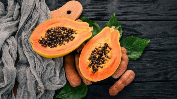 Jakie są zalety owoców papai? Nie wyrzucaj nasion papai!