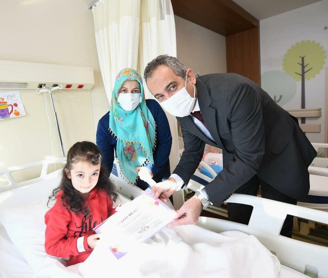 Emine Erdoğan przekazała życzenia uzdrowienia dzieciom leczonym w szpitalu