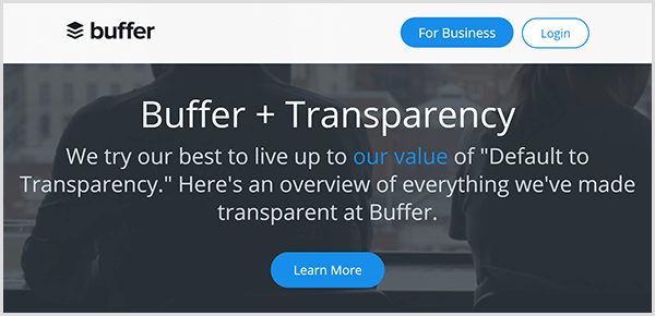 Strona internetowa Buffer poświęcona radykalnej przejrzystości firmy ma ciemne tło z tekstem Staramy się jak najlepiej sprostać naszej wartości domyślnej przejrzystości. Oto przegląd wszystkiego, co zrobiliśmy w buforze jako przejrzyste. Pod tekstem pojawi się niebieski przycisk Dowiedz się więcej.