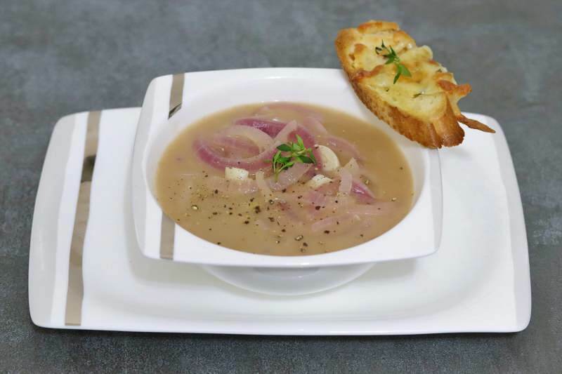 Jak zrobić najłatwiejszą zupę cebulową? Przepis na pyszną francuską zupę cebulową