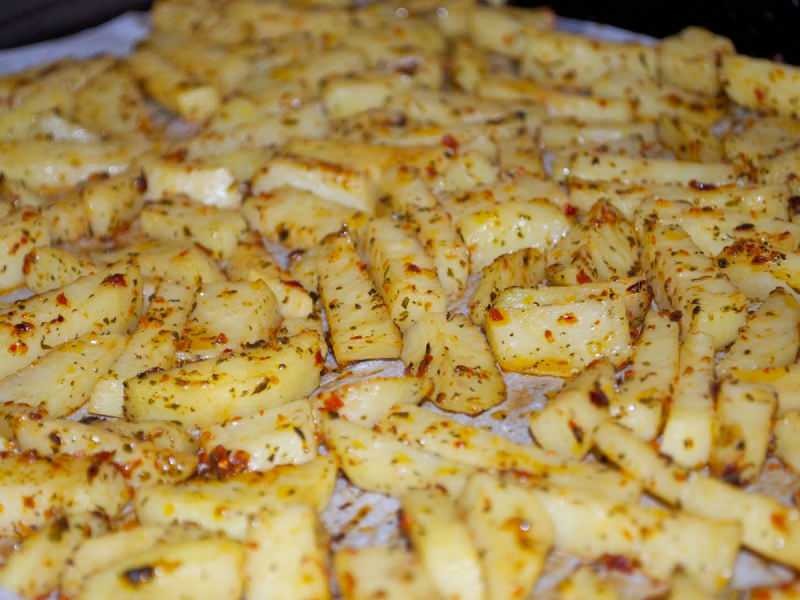 Jak zrobić pikantne ziemniaki w piekarniku? Najłatwiejszy przepis na pieczone pikantne ziemniaki