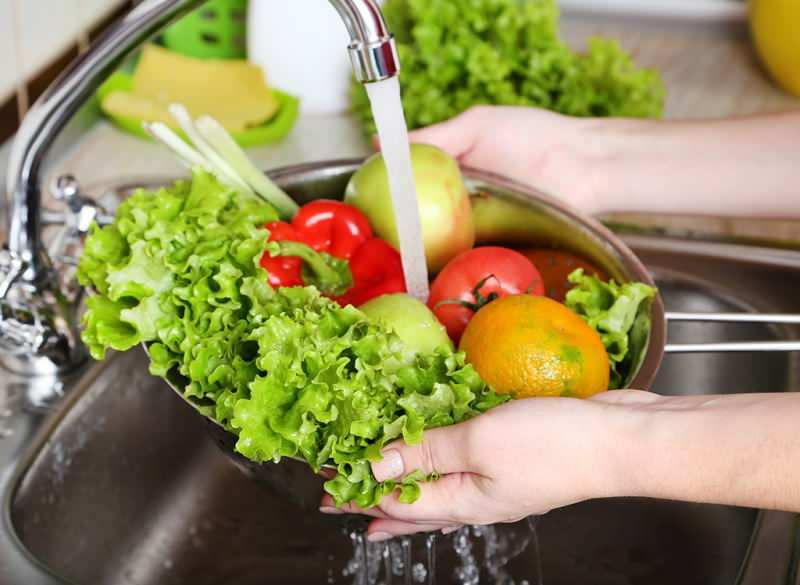 Jak myć owoce i warzywa? Te błędy powodują zatrucie!