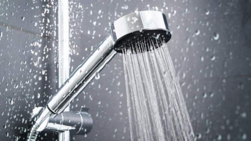 Jak wyczyścić słuchawkę prysznicową? Jak wyczyścić zatkaną głowicę prysznicową?
