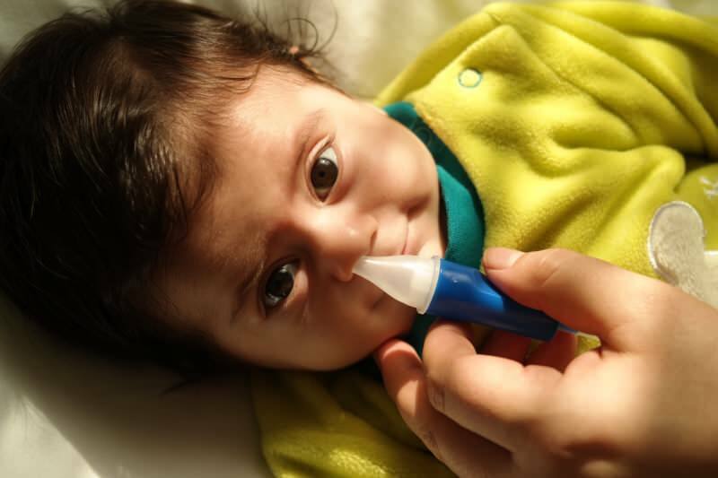 Jak czyścić nos dziecka bez ranienia? Przekrwienie błony śluzowej nosa i metoda czyszczenia u niemowląt