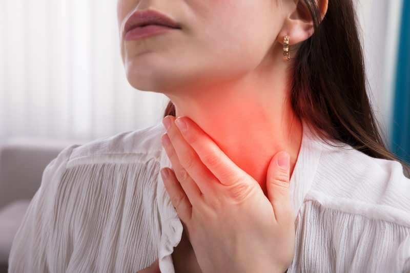 zapalenie gardła objawia się bólem gardła