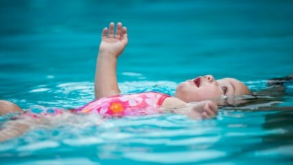 Czy dzieci mogą pływać w basenie lub w morzu?