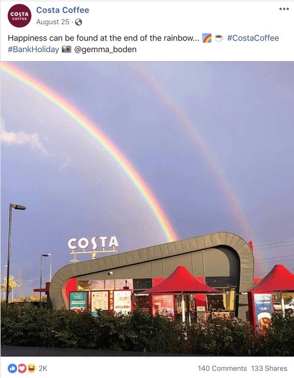 Przykład posta na Facebooku udostępniającego treści UGC od Costa Coffee.