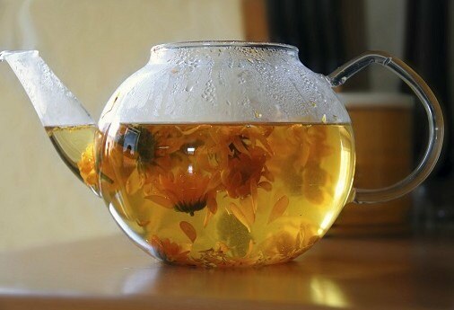Jeśli nalewasz wrzącą wodę podczas parzenia herbaty ziołowej ...