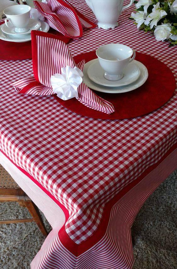 czerwona dekoracja stołu