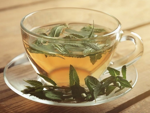 Wśród herbat ziołowych szałwia jest najskuteczniejsza dla zdrowia zębów.