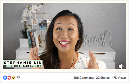 To zrzut ekranu przedstawiający Stephanie Liu w wideo na żywo na Facebooku. Widzowie mogą oglądać Stephanie od ramion w górę. Stephanie to Azjatka z czarnymi włosami wiszącymi tuż pod ramionami. Uśmiecha się, ma makijaż i białą koszulę w brzoskwiniowo-czarny abstrakcyjny wzór. W lewym dolnym rogu, na jasnozielonym tle, znajduje się czarny tekst „Stephanie Liu, Lights Camera Live”. Tłem jej wideo na żywo jest szary pokój z białym biurkiem. Na biurku leżą książki i biała orchidea w kwadratowej białej doniczce. Na biurku znajduje się również biały neon z napisem „hej” i jest wyłączony. Wideo na żywo ma 77 reakcji, 196 komentarzy, 22, udostępnienia i 1,7 tys. Wyświetleń.