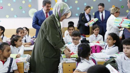 Pierwsza dama Erdoğan rozdała studentom zeszyty!