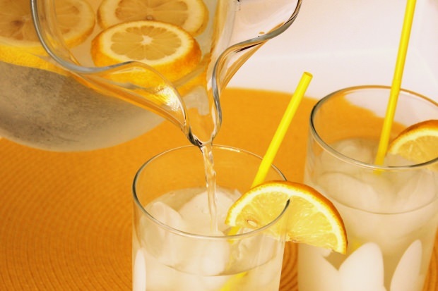 Korzyści z regularnego picia soku z cytryny