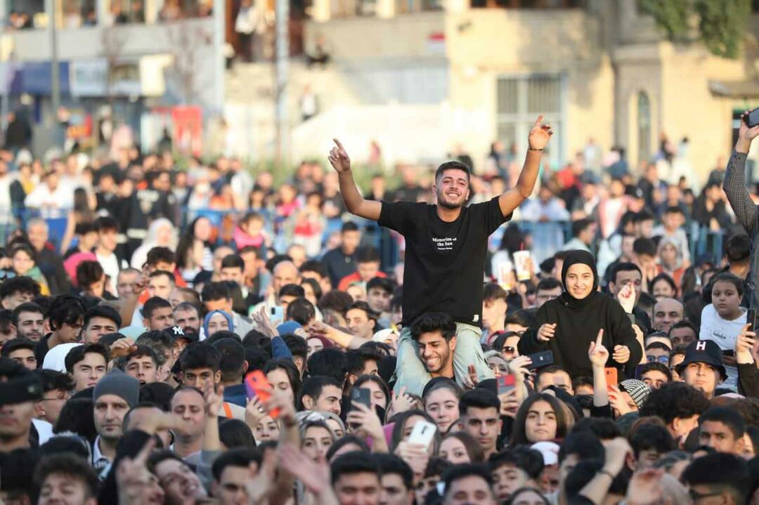 Canbay&Wolker bawili się na koncercie Bağcılar Youth