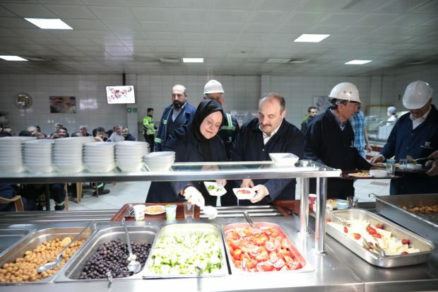 Minister Zehra Zümrüt Selçuk i Mustafa Varank ustawili się w kolejce na sahurskim obiedzie.