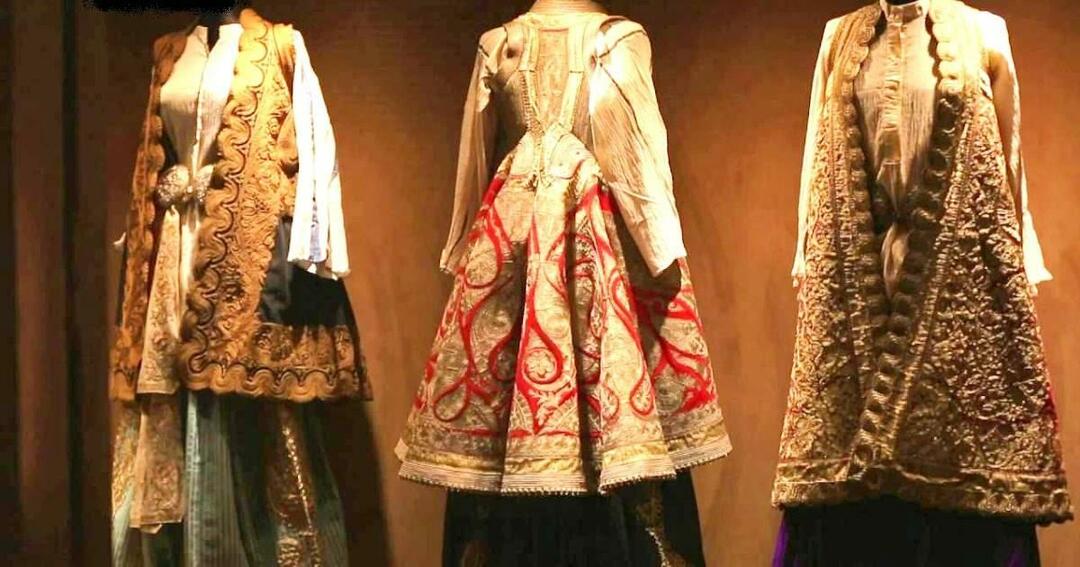 Jak wyglądały stroje kobiet w Pałacu Osmańskim w XVIII i XIX wieku?