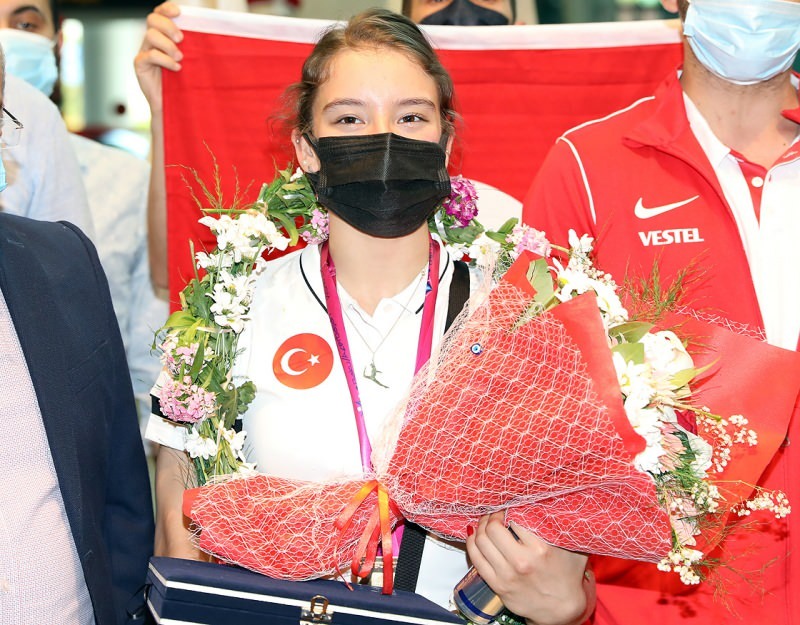 Narodowa gimnastyczka Ayşe Begüm Onbaşı wróciła do domu!