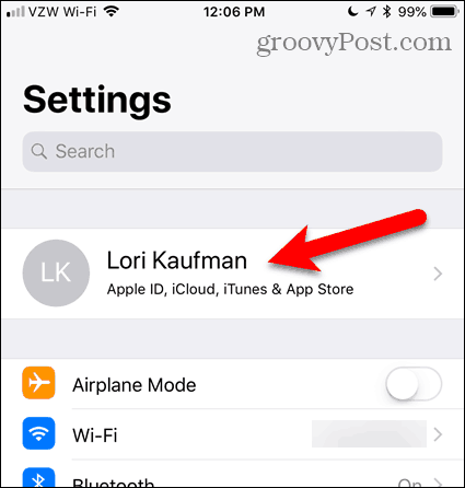Stuknij swoje imię w aplikacji Ustawienia w iOS