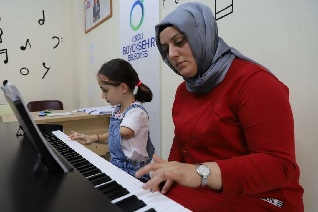 Zeynep uczy się grać na pianinie z matką