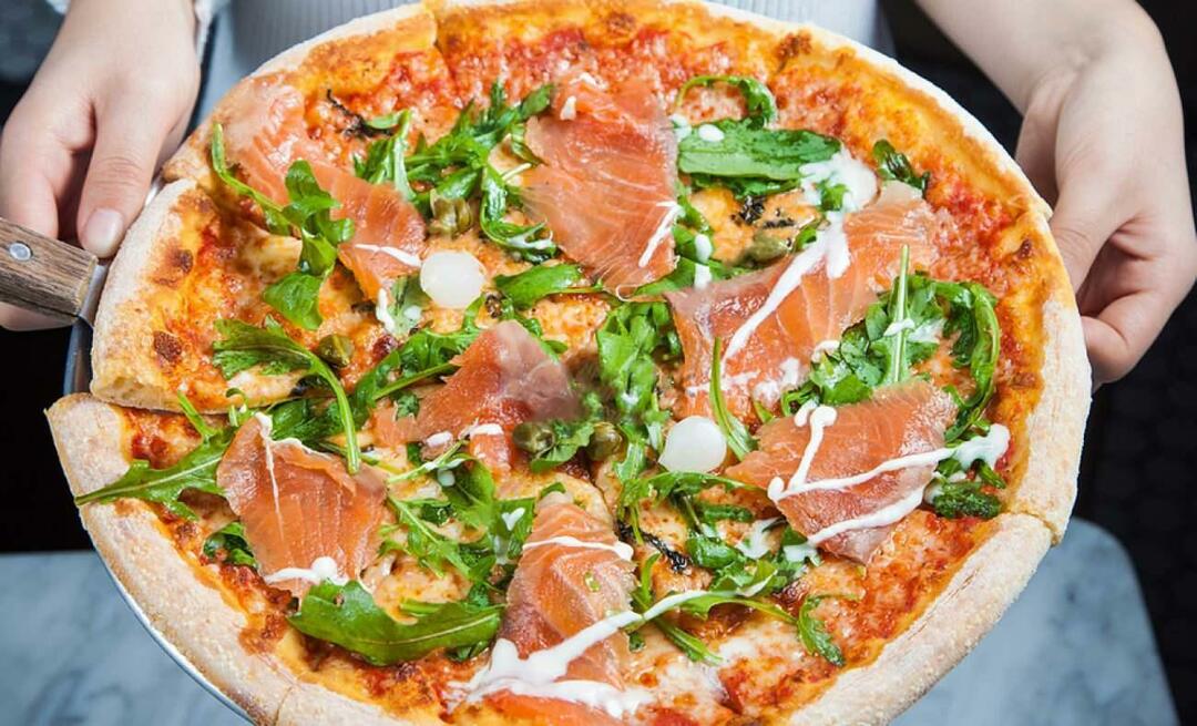 Jak zrobić pizzę z łososiem? Rewelacyjny przepis na pizzę z wędzonym łososiem
