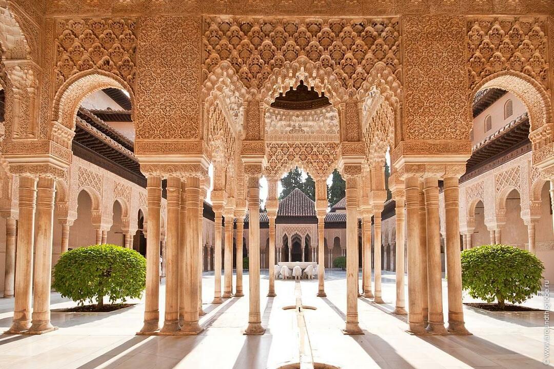 Dziedziniec Pałacu Alhambra