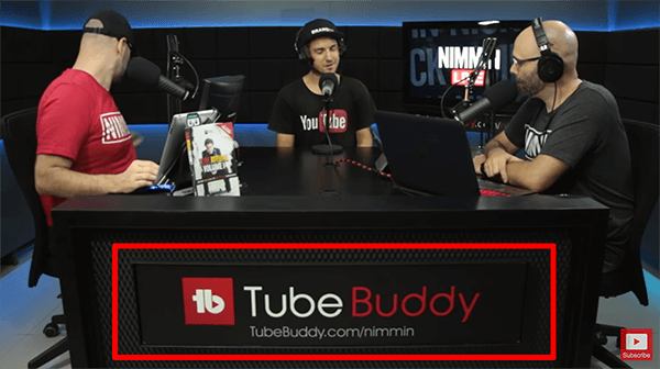 To jest zrzut ekranu z transmisji na żywo z Nimmin Live z Nickiem Nimminem. Biurko w studiu do transmisji na żywo pokazuje, że TubeBuddy sponsoruje program.