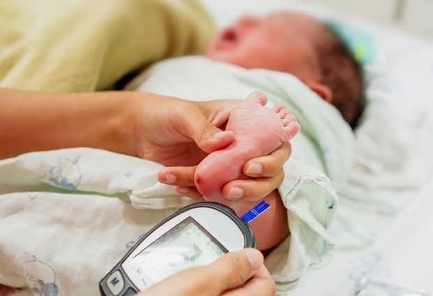 Jak wykonuje się badanie krwi pięty u niemowląt?
