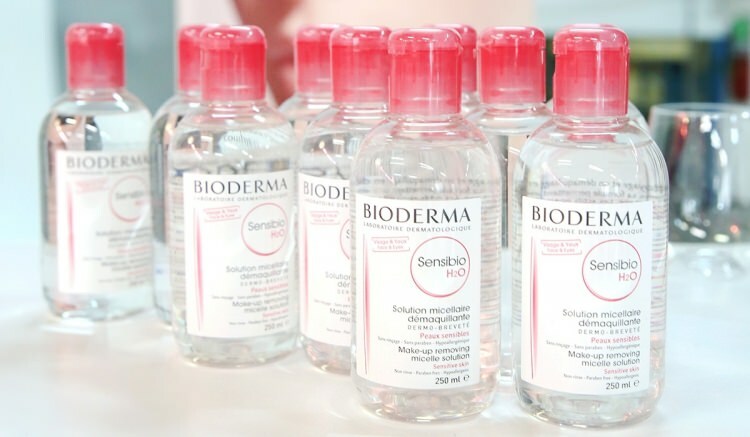Czy ktoś używa micelarnego oczyszczacza wody Bioderma Sensibio H2O? Woda do demakijażu Bioderma
