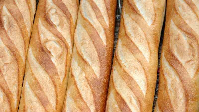 Co znaczy francuski? Jak zrobić chleb francuski? Wypiek chleba francuskiego w domu