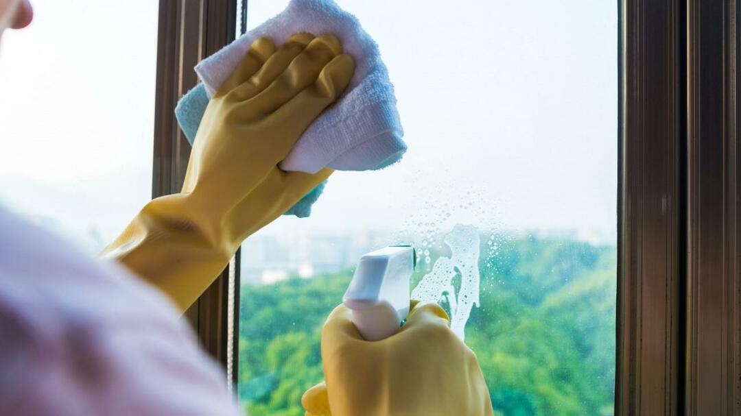 Jak myje się okna? Mieszanka, która nie pozostawia plam podczas przecierania szyby! Aby okna nie zatrzymywały wody deszczowej