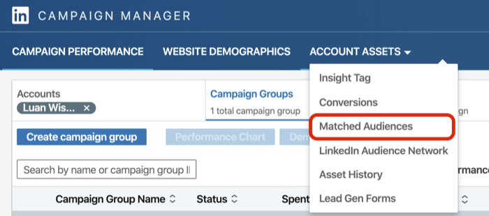 wybierz Dopasowani odbiorcy z menu rozwijanego Zasoby konta w LinkedIn Campaign Manager