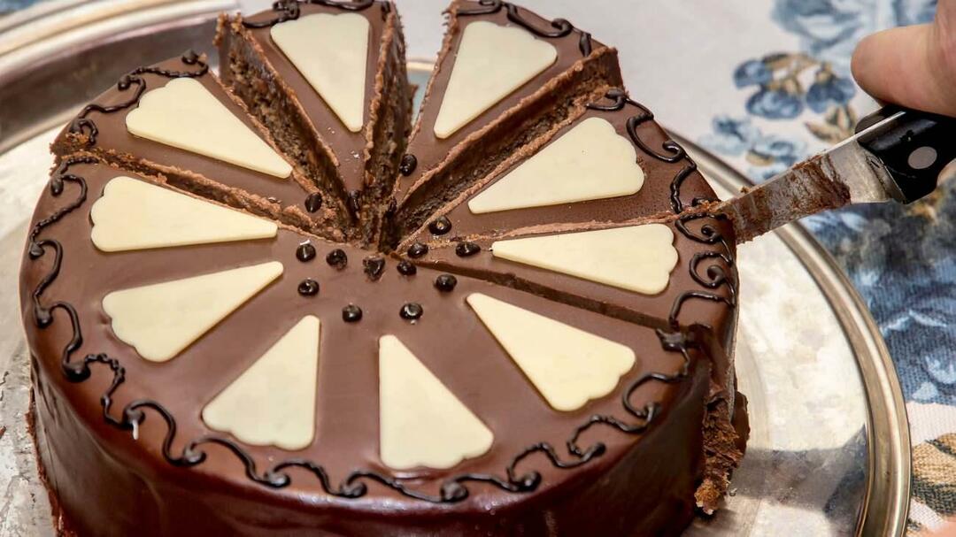 Jak pokroić tort urodzinowy