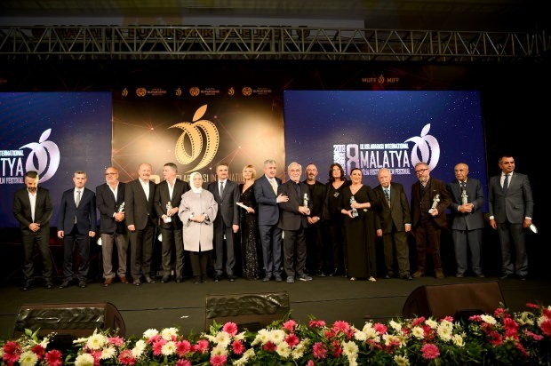 Şener Şen otrzymał „Honor Award” z ręki Cema Yılmaza
