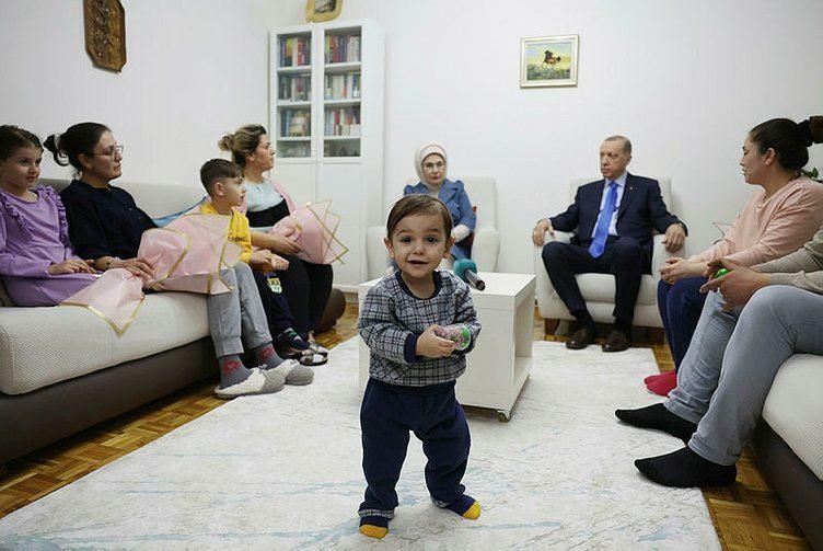 Prezydent Recep Tayyip Erdoğan i jego żona Emine Erdoğan odwiedzili rodzinę, która przeżyła trzęsienie ziemi