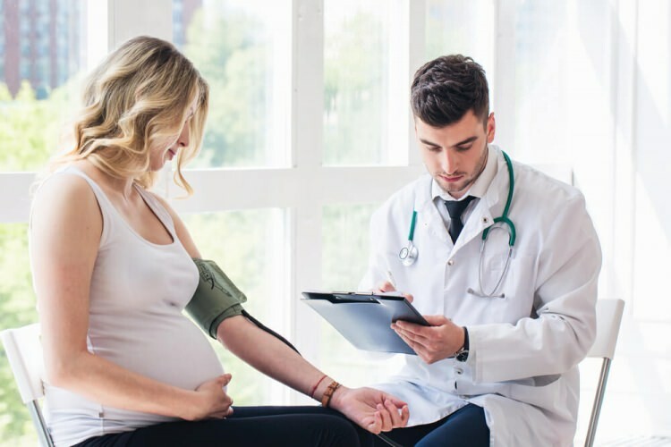 Jakie powinno być ciśnienie krwi podczas ciąży? Objawy wysokiego ciśnienia krwi i upadku podczas ciąży