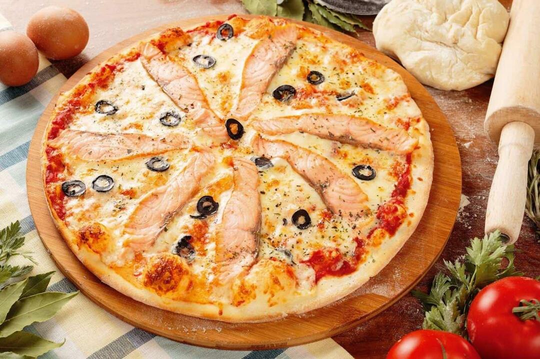 Przepis na pizzę z łososiem