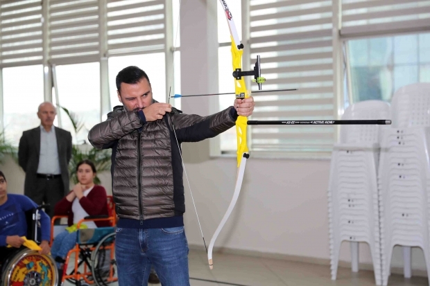 Alişan wystrzelił strzałę z niepełnosprawnym.