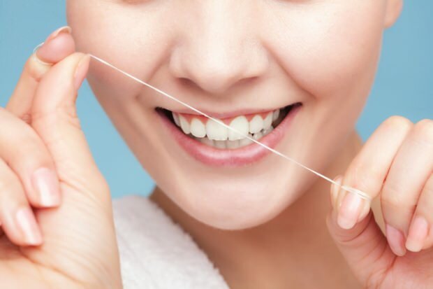 Zaleca się stosowanie nici dentystycznej do usuwania pozostałości między zębami.