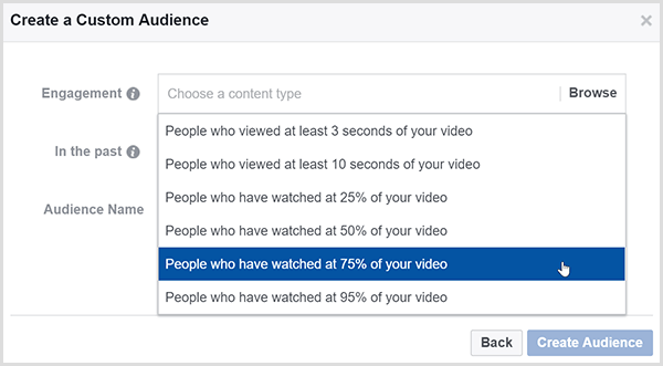 Okno dialogowe Facebook Create a Custom Audience zawiera opcje kierowania reklam do osób, które obejrzały określony procent Twojego filmu.