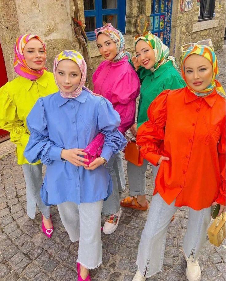 Hidżab w kontrastowym kolorze